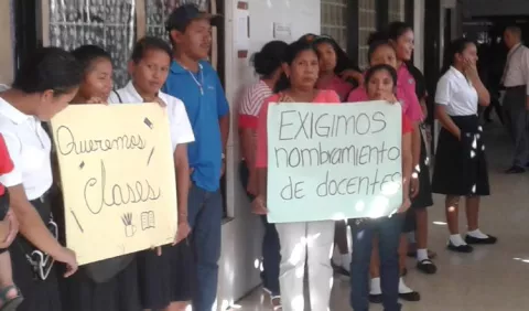 Protestan ante sede de Meduca en P. Oeste por   la falta de educadores