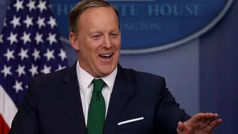 Se puso corbata verde para salir en televisión, y esto fue lo que le pasó