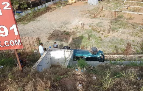 Auto y sus tres ocupantes quedan metidos en una construcción en Chapala