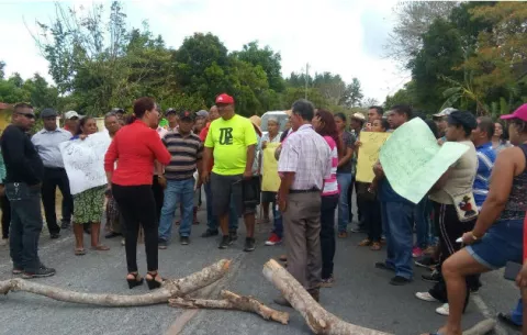 Cierran en Antón porque aseguran que camiones han deteriorado la carreteta 