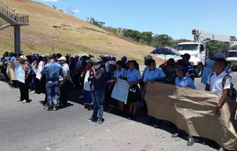 Indígenas se pintan de guerra y protestan por mal estado de calles y escuela