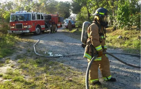 Se quema auto en Bugaba al presentar problemas en el motor