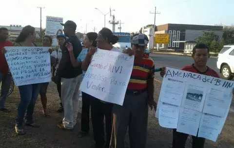 Residentes de Altos de La Peña protestan, podrían ser sacados de sus casas