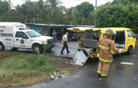 Colisión con busito colegial deja dos estudiantes heridos en Chiriquí