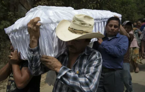 Socialistas europeos piden investigación por muerte de 40 menores