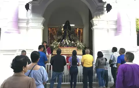 Peregrinos siguen visitando la imagen de Jesús Nazareno