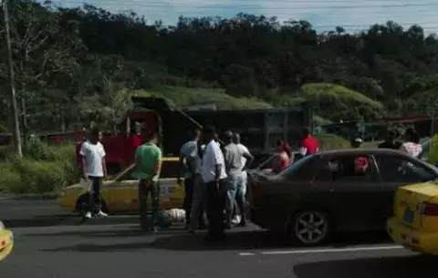 Hombre atropellado en la vereda tropical en Cativá 