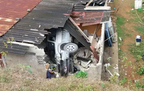 Camioneta cae sobre una vivienda en Nuevo México, Colón 