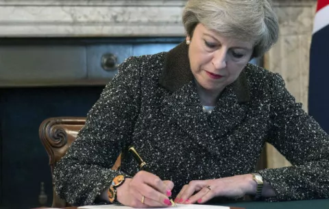 May dice que el "brexit" es "un punto sin retorno"