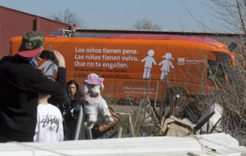 Madrid inmoviliza el autobús con lemas antitransgénero 