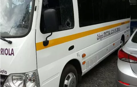 Presuntos pandilleros rompen vidrio de autobús escolar como represalia