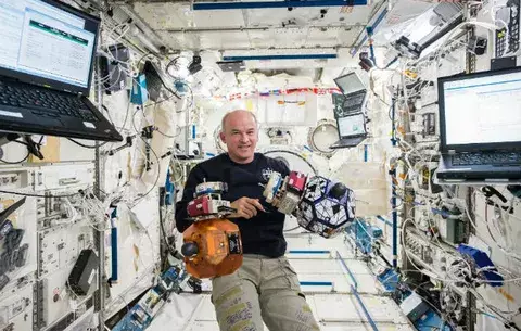 La NASA presenta reloj atómico para mejorar navegación en el espacio
