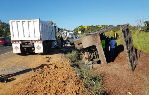 Conductor sale ileso tras volcarse camión en Cárceres, Arraiján