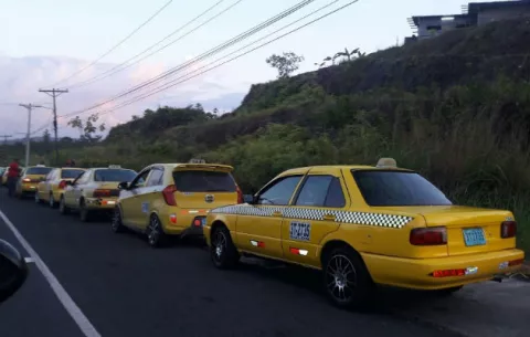 Transportistas realizan caravana de protesta en la provincia de Colón