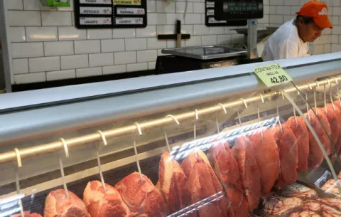 Desarticulan en Brasil red que vendía carne adulterada y hasta vencida