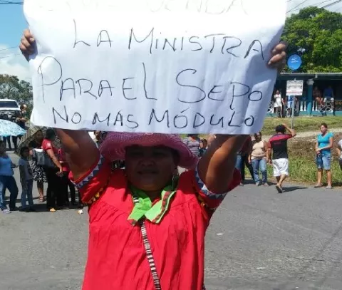 Padres de familia quieren llevar a la ministra Paredes al cepo