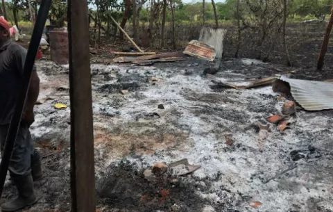 Una familia queda en la calle al quemarse su casa