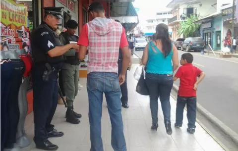 Aumentan menores que violan el toque de queda en poblados de Herrera 