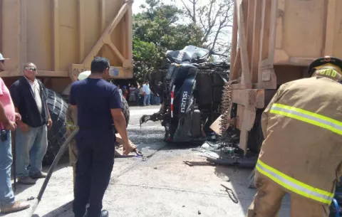 Colisión contra camiones cañeros en Penonomé deja dos heridos