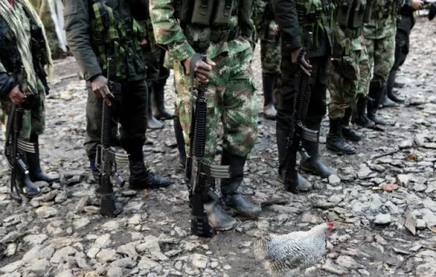 Las FARC entregan otros cinco menores de edad que estaban en sus filas