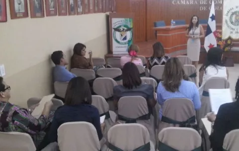 Dan capacitación a comerciantes para evitar el lavado de activos