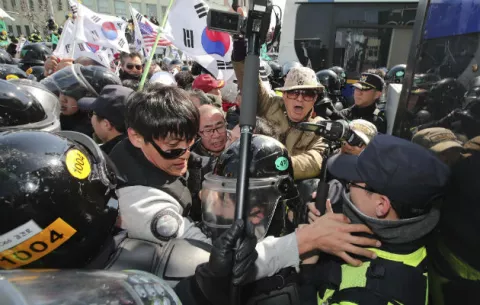 Violentas protestas callejera por destitución de presidenta de Corea del Sur