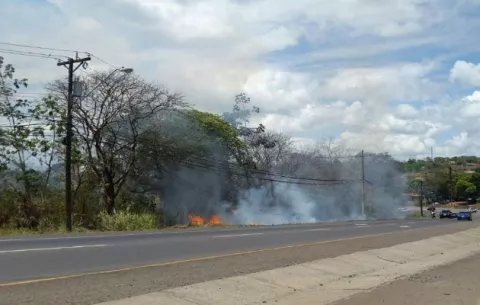 Grúa derriba cables eléctricos y ocasiona incendio en Costa Verde 