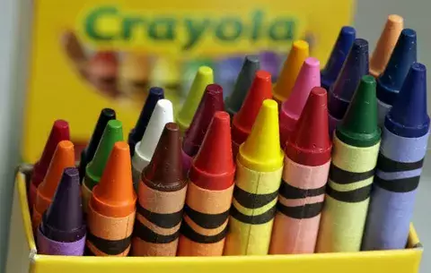 Crayola remplaza amarillo diente de león por un azul 