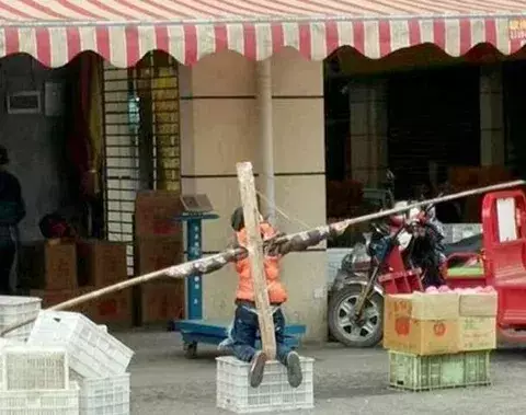 ¡Increíble! lo crucifican por no hacer la tarea