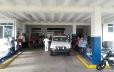 Se dispara con escopeta la rodilla mientras la limpiaba