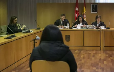 Madre que arrojó a su bebé a la basura pide perdón de rodillas  
