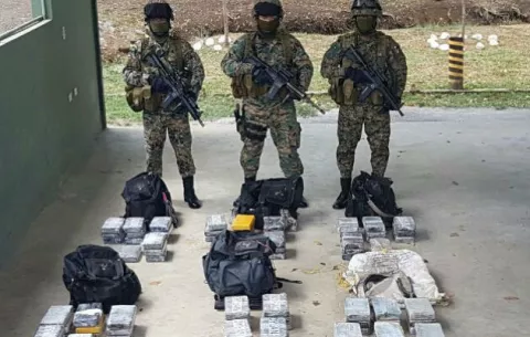 Detienen a dos presuntos narcos que disparan a unidades de Senafont
