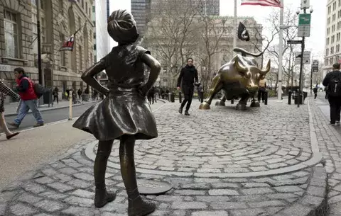 Una niña 'desafía' al toro de Wall Street