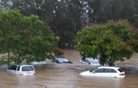 Evacúan a miles de personas por inundaciones, tras el ciclón Debbie