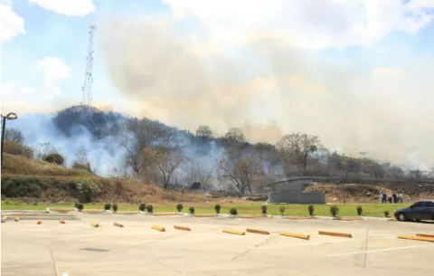  Desalojan Minsa Capsi de Pesé, tras incendio de herbazal