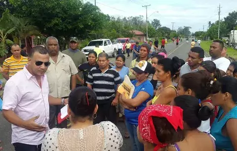 Tras diálogo, manifestantes despejaron la  vía en Bocas del Toro