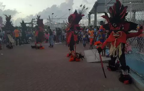 Diablos reciben agua bendita y sal para sacarles el mal