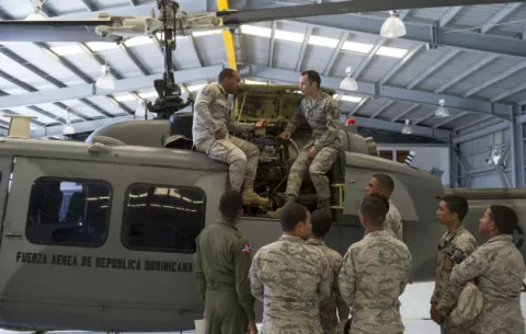 Dominicanos son entrenados en mantenimiento de helicópteros por EE.UU.