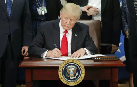 Trump firma su nueva orden migratoria y veta a seis países musulmanes