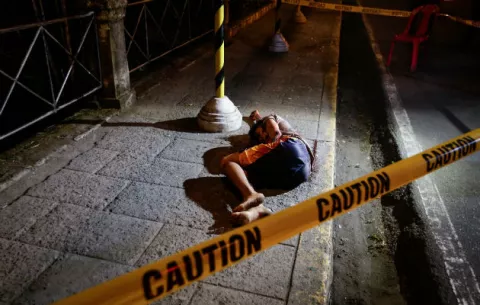 Duterte insta a la Policía filipina a reanudar 'guerra contra las drogas'