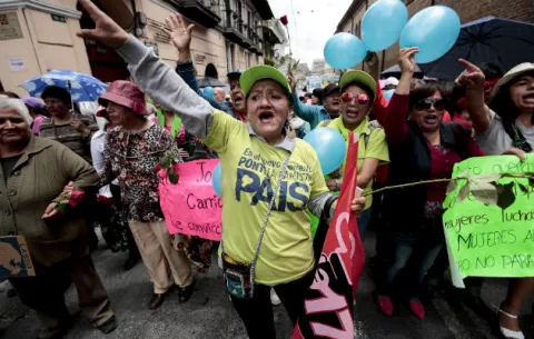 Oficialismo ecuatoriano arremete en las calles contra el candidato opositor