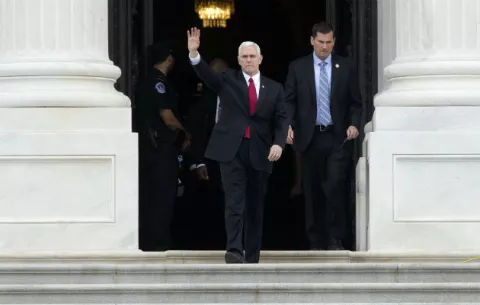 Pence rompe el empate en el Senado de EE.UU. para retirar dinero a clínicas abortivas