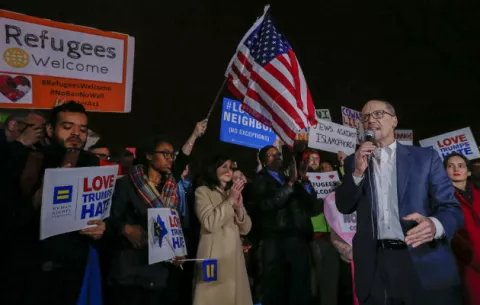 Decenas de personas protestan frente a la Casa Blanca por el veto de Trump