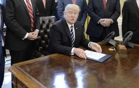 Trump amenaza a congresistas de ultraderecha con hacer campaña en su contra
