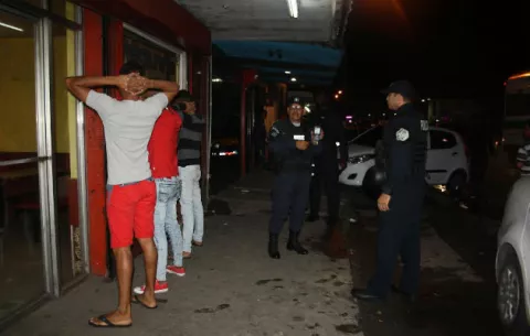 Retienen a extranjeros ilegales y decomisan arma en El Coco