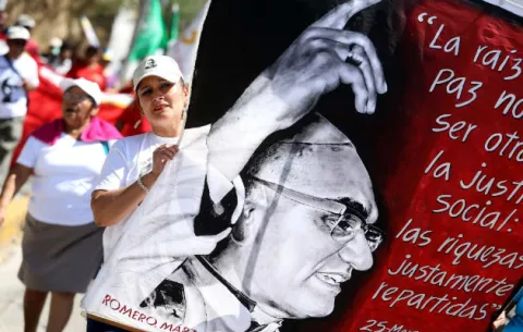 El Salvador conmemora el asesinato de Romero pensando en la canonización y en justicia