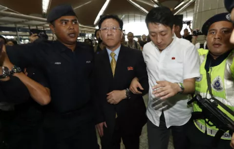 Embajador norcoreano abandona Malasia, tras ser expulsado