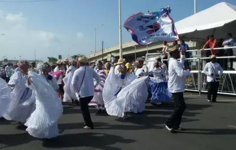 Celebran por lo alto fundación de Colón