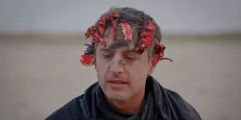 Periodista come cerebro humano durante un reportaje 