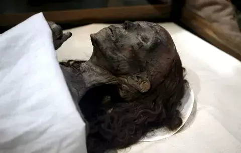 Hallan estatua de alabastro de la reina Tiye, abuela de Tuntakamon